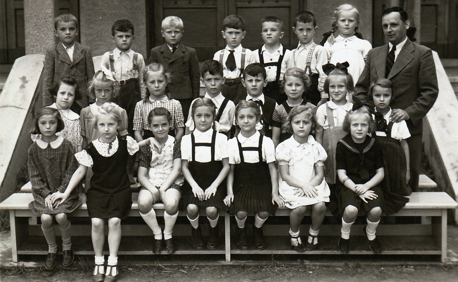 Pressburg, 1939: erste Klasse der Grundschule (Pavel, mittlere Reihe, vierter
von links), Kapitelbild 2 Pressburg, 1939: erste Klasse der Grundschule (Pavel, mittlere Reihe, vierter
von links), Kapitelbild 2