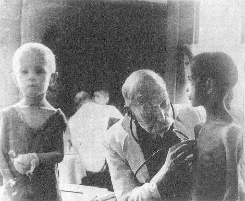 Ein Arzt untersucht Kinder, Leningrad 1941/42
