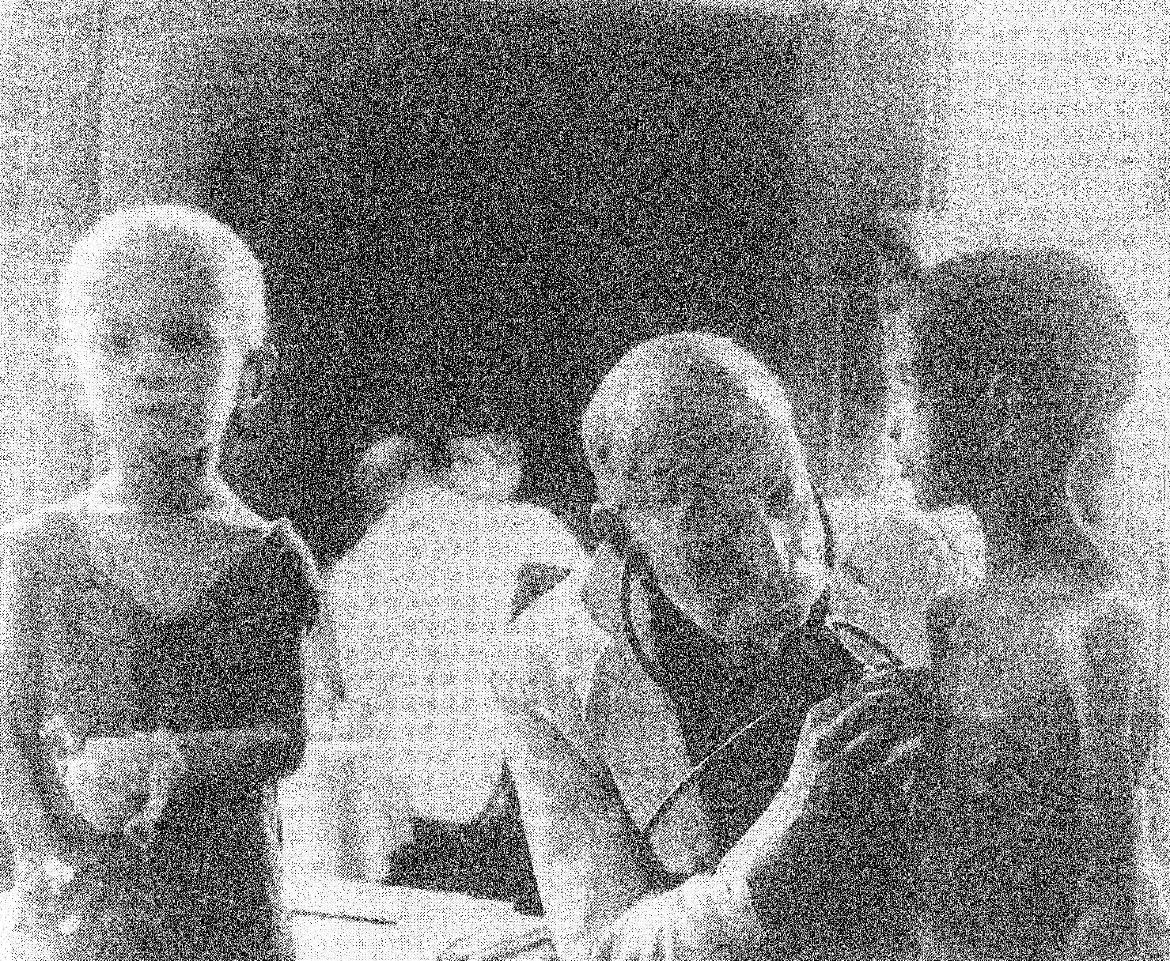 Ein Arzt untersucht Kinder, Leningrad 1941/42 Ein Arzt untersucht Kinder, Leningrad 1941/42