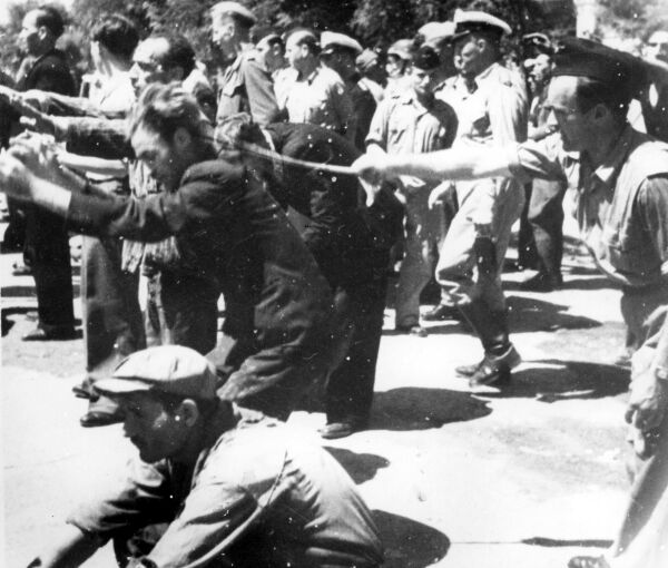 Foto einer öffentlichen Demütigung griechischer Juden auf dem Freiheitsplatz in Saloniki, 1942