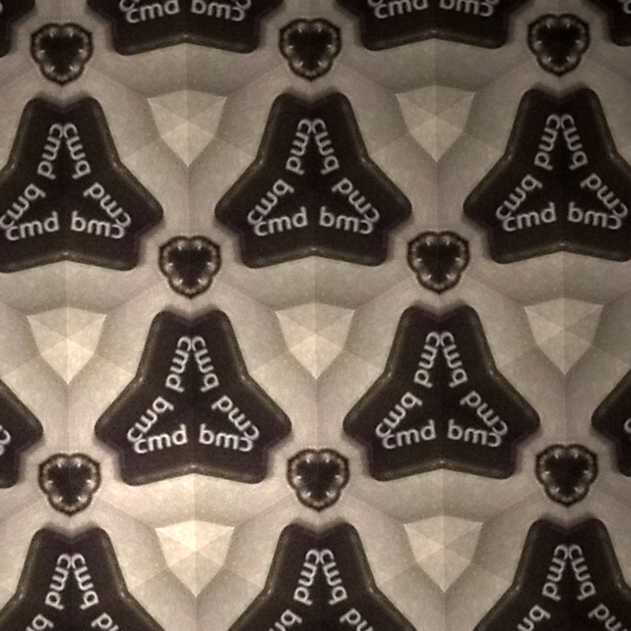 Kaleidoskopbild der Apple-Computertaste »Command«, Symbolbild 3 von Christin Franke Kaleidoskopbild der Apple-Computertaste »Command«, Symbolbild 3 von Christin Franke