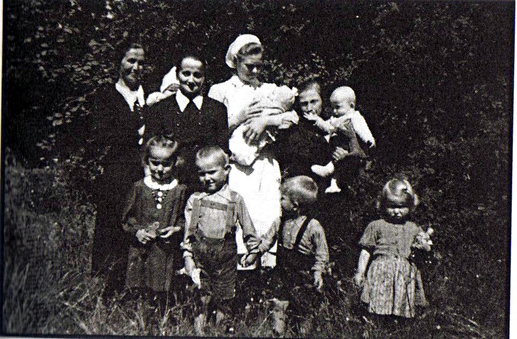 Foto von Kindern aus dem Lager Rehnitz mit ihrer Aufpasserin