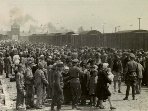 Foto einer Selektion ungarischer Juden und Jüdinnen in Auschwitz-Birkenau