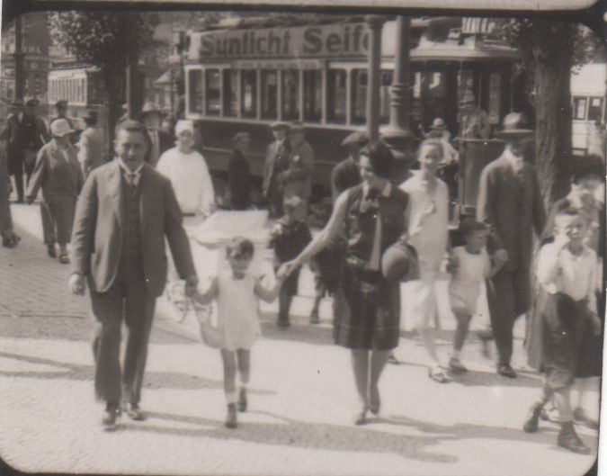 Lore mit ihrem Großvater und ihrer Mutter in Berlin