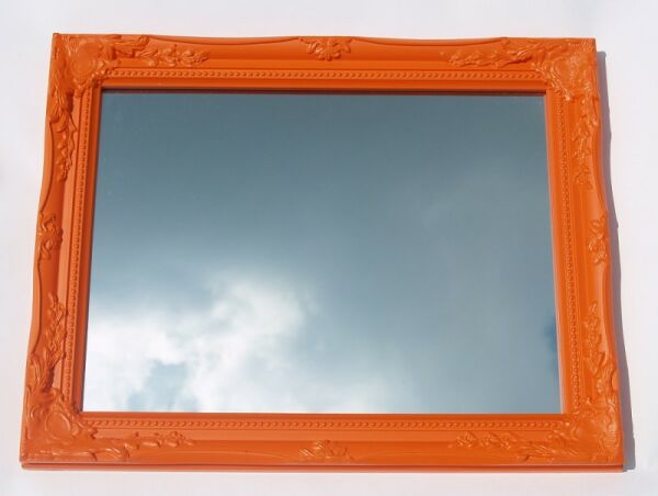 Foto eines Spiegels mit Holzrahmen