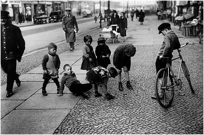 Foto einer Straßenszene in Berlin Neukölln, 1930er-Jahre Foto einer Straßenszene in Berlin Neukölln, 1930er-Jahre