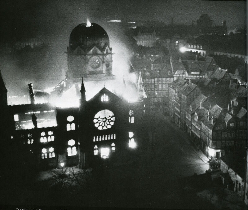 Foto der brennenden Synagoge in Hannover