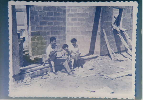Eva und Peter Erben mit ihren Kindern Daniela und Alon vor der Baustelle ihres Wohnhauses.