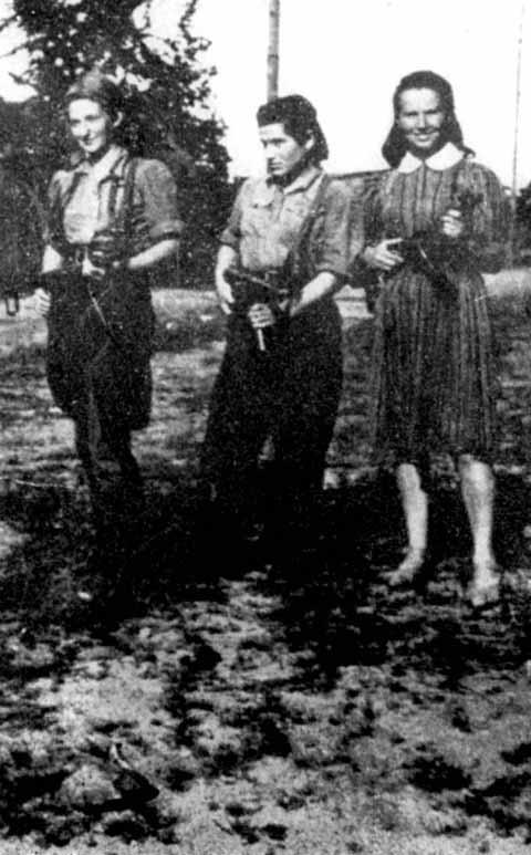 Foto von Vitka und ihren Freundinnen mit Waffen in der Hand Foto von Vitka und ihren Freundinnen mit Waffen in der Hand