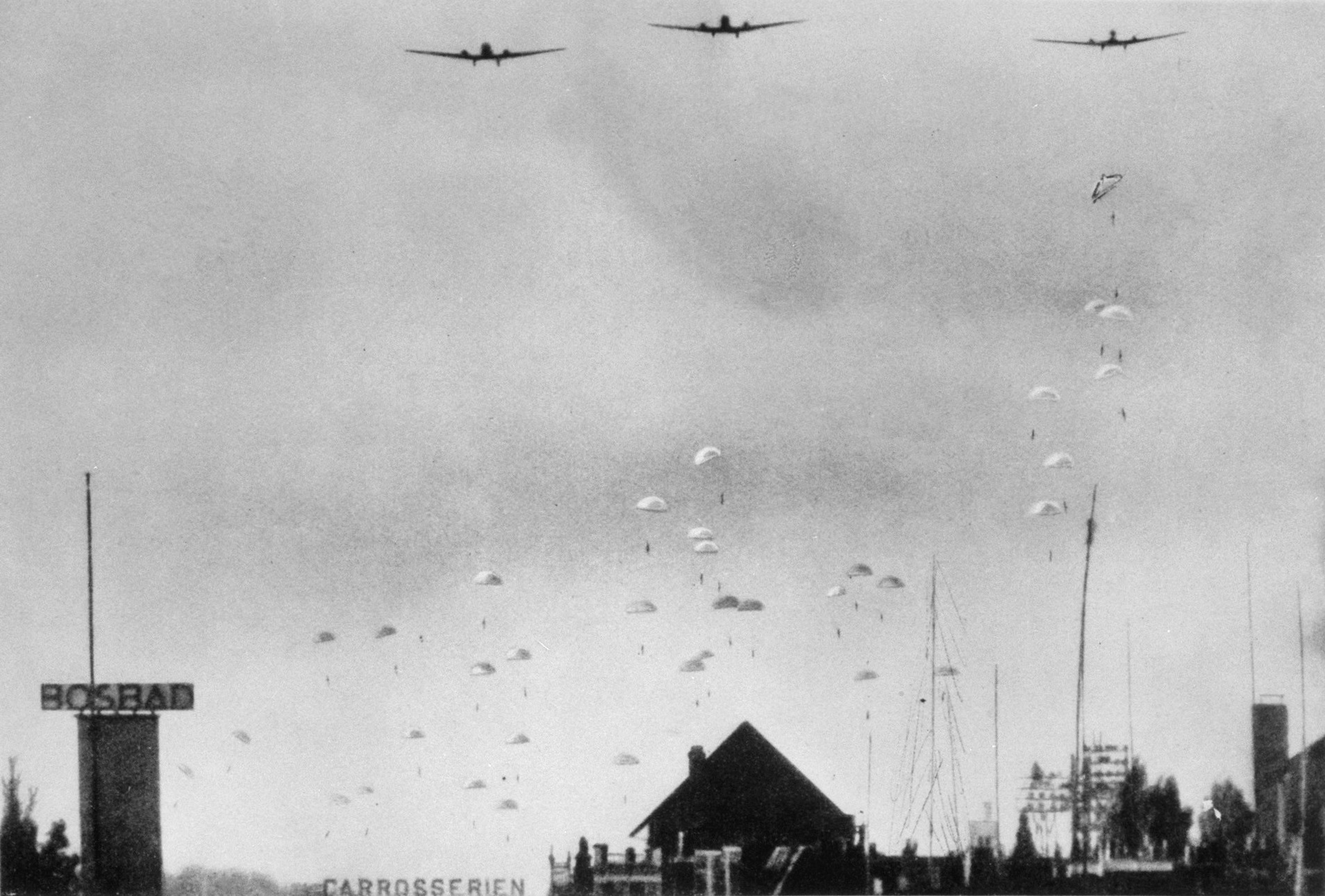 Deutsche Fallschirmspringer über dem Tedingerbroek-Polder, Mai 1940