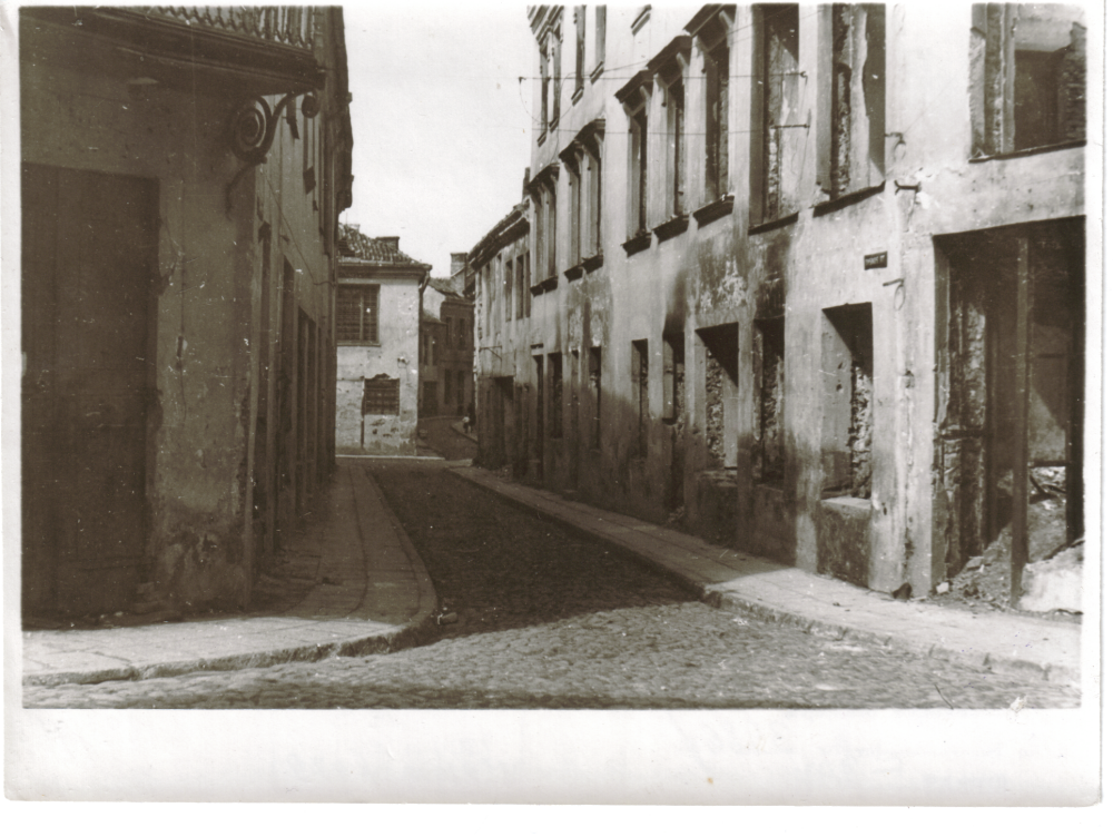 Die verlassene Dysnos-Straße im Ghetto Wilna nach der Befreiung