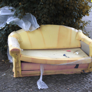 Symbolbild 4, Foto Straßenmotiv »Gehäutetes Sofa«