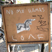Symbolbild 3, Foto eines Caféhaus-Schildes: »No me llamas«