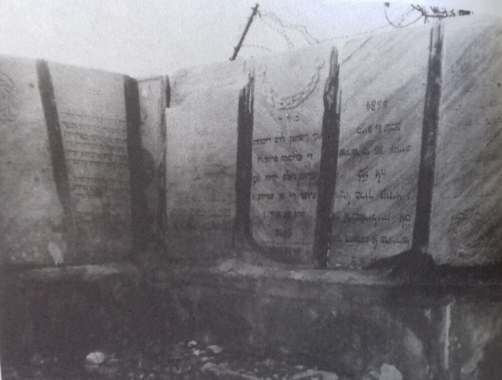 Schwimmbecken aus jüdischen Grabsteinen hergestellt