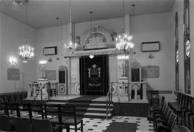 Foto der Yad Lazikaron Synagoge, Innenaufnahme vor dem Krieg Foto der Yad Lazikaron Synagoge, Innenaufnahme vor dem Krieg