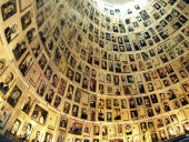 Foto der Halle der Namen in der israelischen Gedenkstätte Yad Vashem