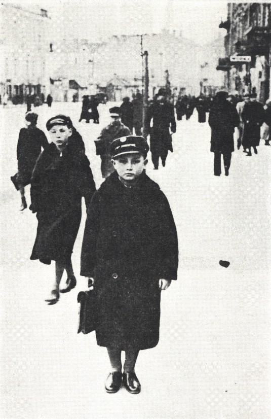 Foto von Yitzhak auf dem Weg zur Schule