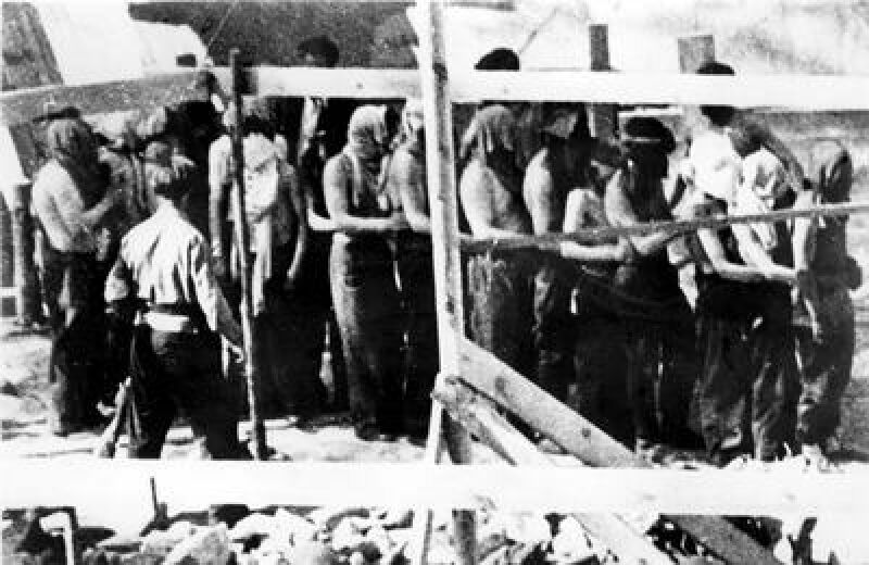 Die Menschen wurden ihrer Habseligkeiten beraubt, mussten ihre Kleidung ausziehen und ihre Augen verbinden. Das Bild wurde vermutlich im Juli 1941 aufgenommen.