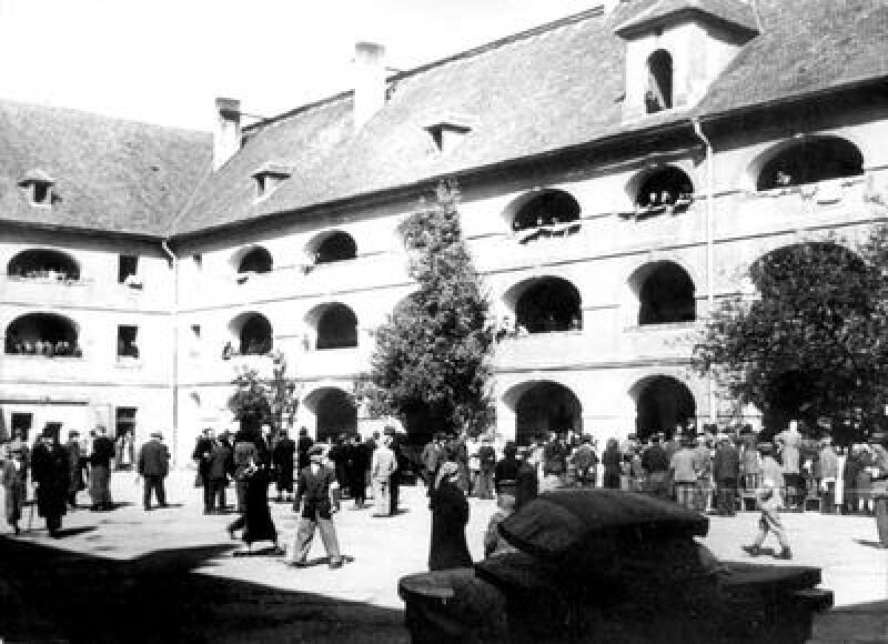 Foto von gefangenen Menschen vor einer Kaserne in Theresienstadt