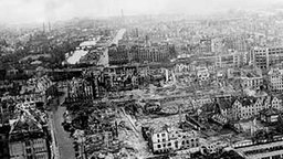 Eine Fotoaufnahme des zerstörten Hamburg Eine Fotoaufnahme des zerstörten Hamburg
